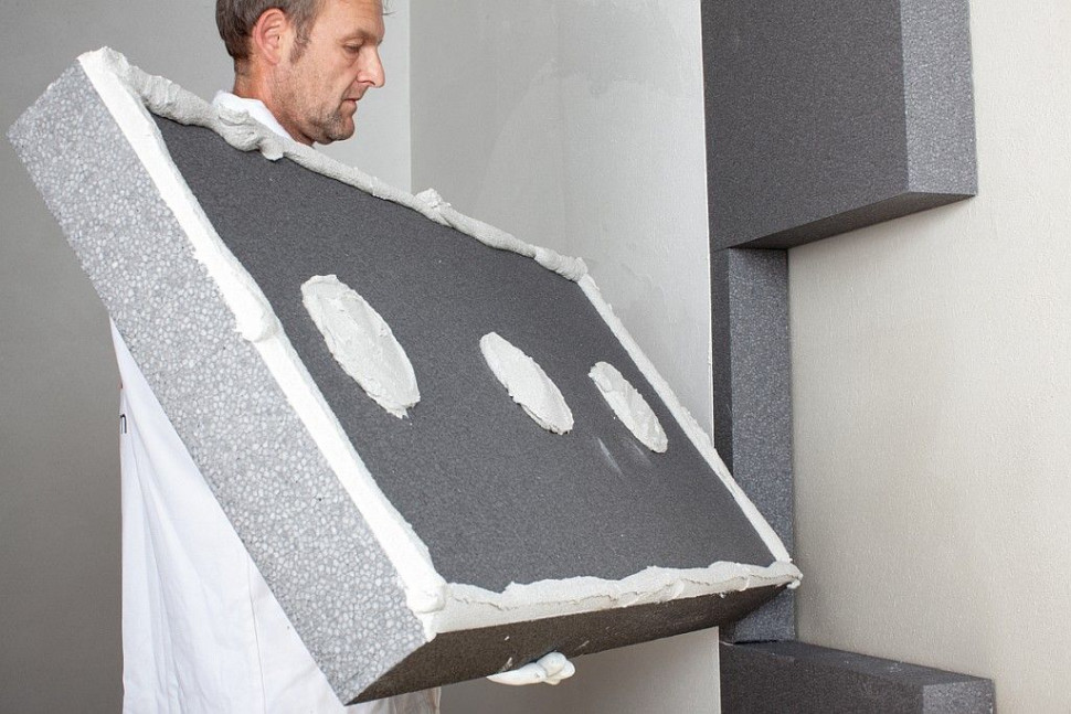 Prawidłowe nałożenie zaprawy klejowej na płycie styropianu metodą obwodowo-punktową. fot. Baumit