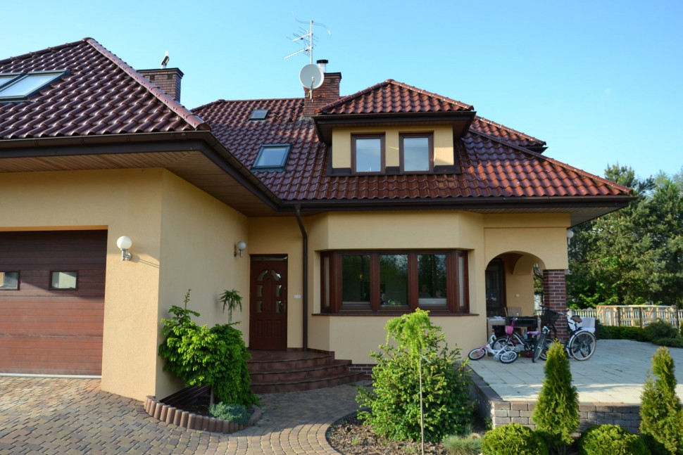 Tradycyjną bryłę domu otynkowano barwionym w masie tynkiem, który ma w składzie akryl i silikat