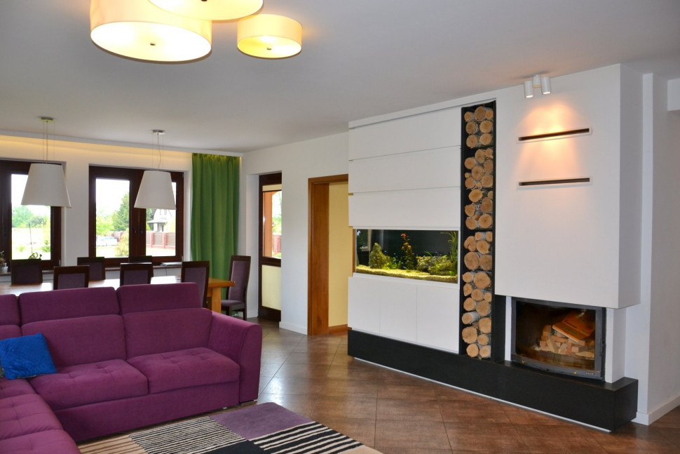 Kominek z łukowatą panoramiczną szybą