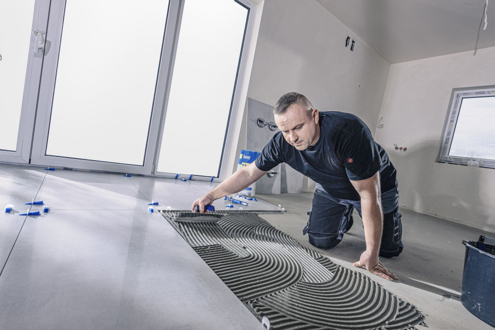 Klejenie płytek wielkoformatowych na elastyczny klej KNAUF K4 ŻELOWY