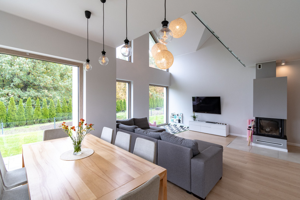 Duże przeszklenia pięknie doświetlają salon MS wiecej niz OKNA fot. MS Więcej niż okna