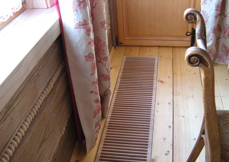 Grzejnik kanałowy w domu drewnianym