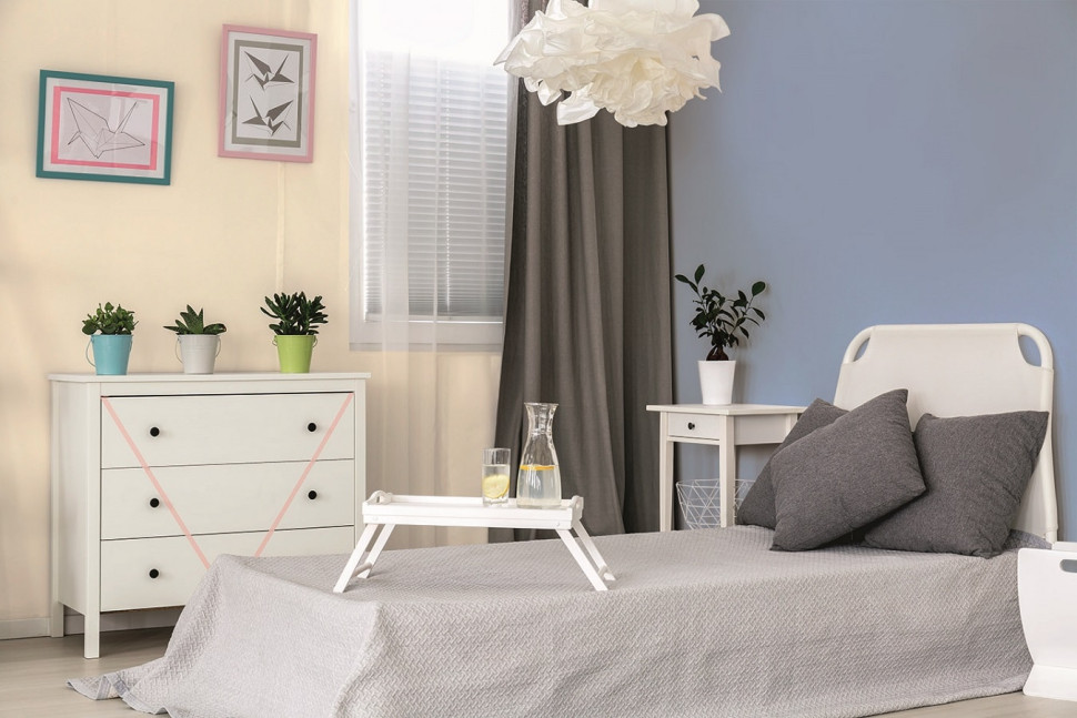 Jedynka Deco & Protect Zmywalna w kolorach Niebieskie migdały i Błogo na piasku w sypialni. fot. Tikkurila