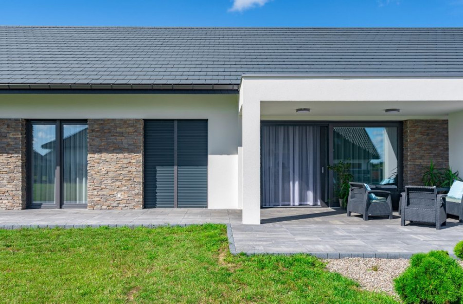 Antracytowa stolarka dobrze wygląda w domach jednorodzinnych