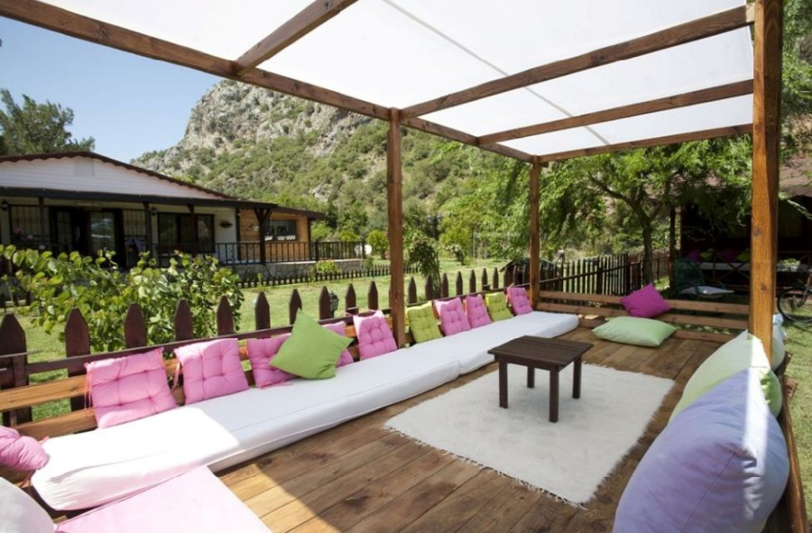 Drewniany taras, altana oraz pergola to popularne sposoby przedłużenia powierzchni domu od zewnątrz