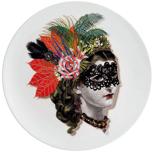 Porcelanowy talerz deserowy Mamzelle Scarlet z kolekcji Love Who You Want, będącej efektem współpracy marki Vista Alegre z Christianem Lacroix