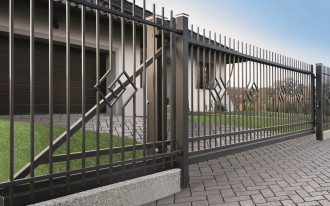 Tradycja z lekkim twistem - nowoczesne ogrodzenie frontowe Szmaragd