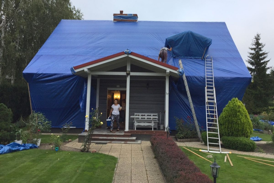 Remont elewacji domu z bali: przeprowadzona fumigacja i malowanie bali