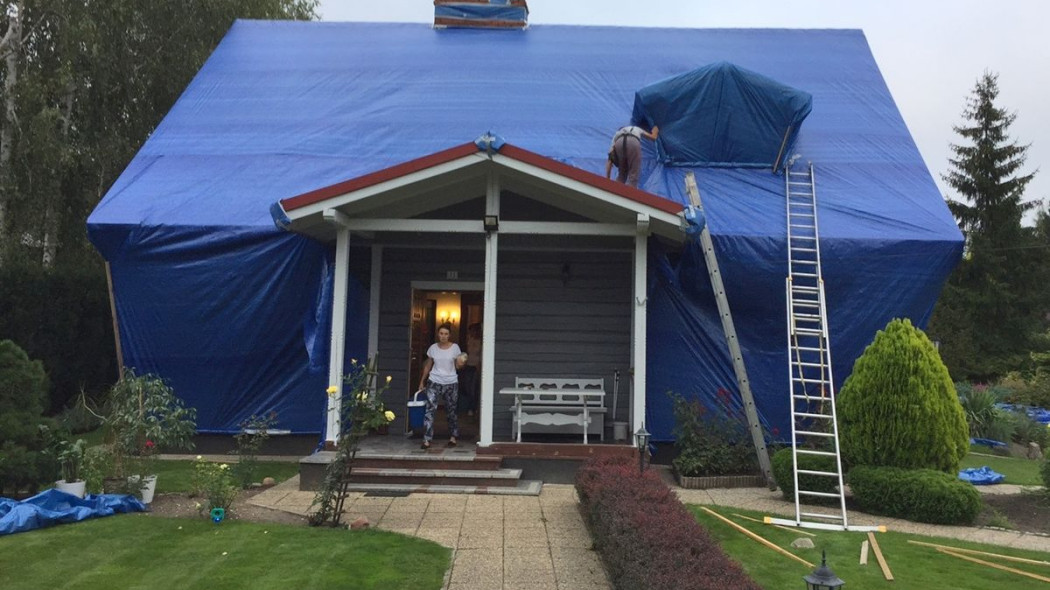 Remont elewacji domu z bali: przeprowadzona fumigacja i malowanie bali