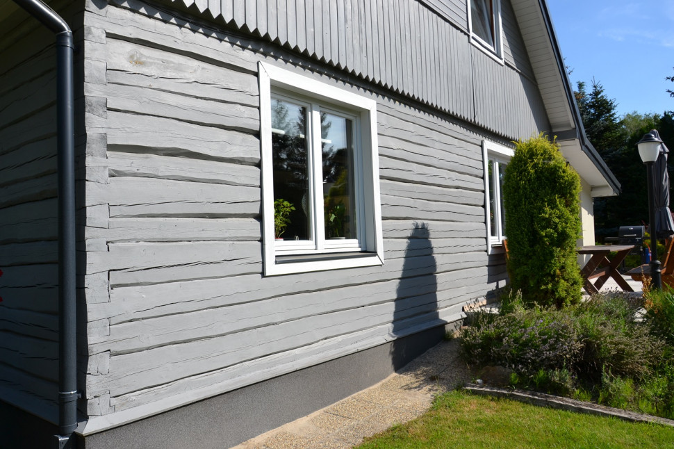 Bale i deski pomalowano szarą farbą, podmurówkę marmolitem