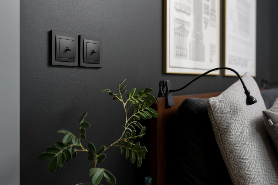 Dwa włączniki światła w stylu amerykańskim w pojedynczych ramkach, seria Karlik DECO. fot. Karlik