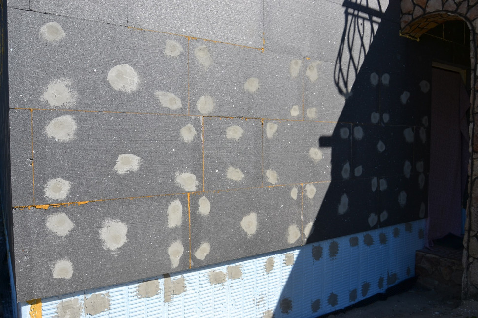 Na ławach fundamentowych i podmurówce ułożono styrodur o grubości 10 cm, a na ścianach - grafitowy styropian