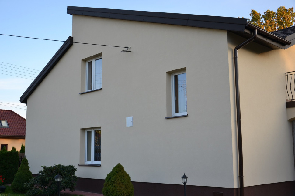 Nową elewację wykończono tynkiem silikonowym, marmolitem, stalowymi parapetami