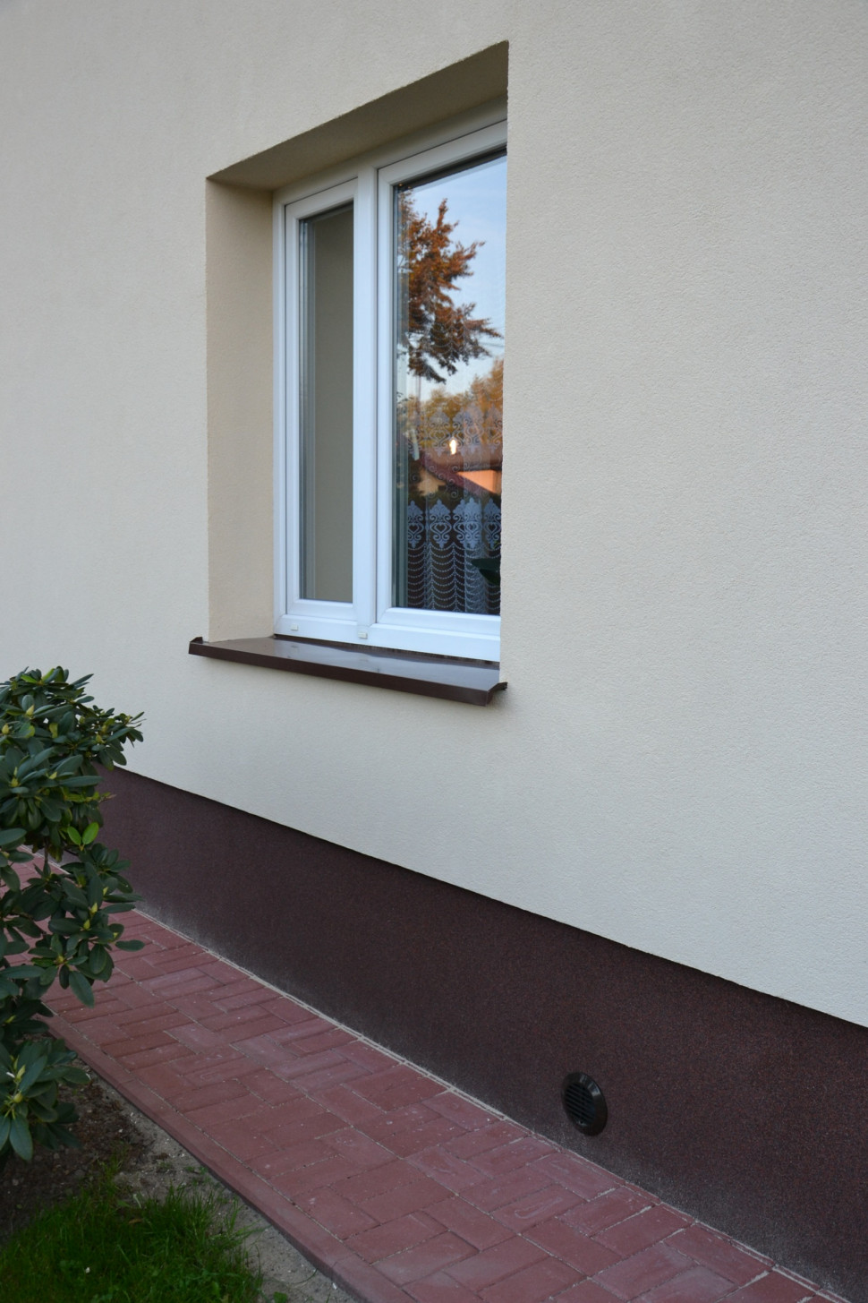 Marmolit w kolorze brązowym chroni newralgiczne fragmenty elewacji przed zabrudzeniem