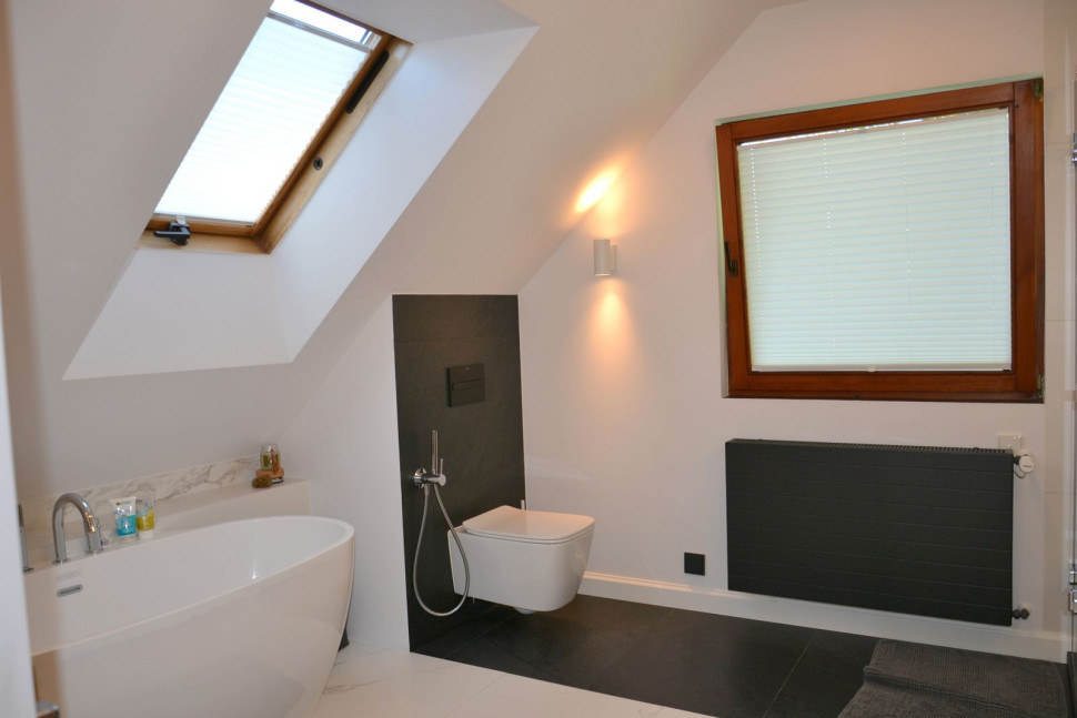 Przy sedesie zamontowano bidetkę - strefę podkreślono czarnymi kaflami