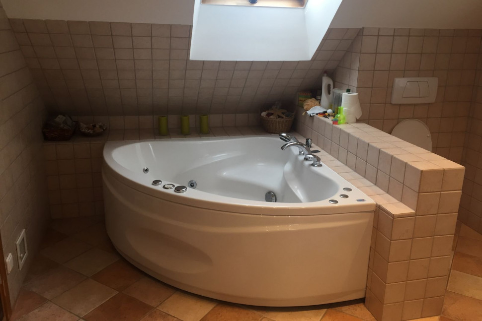 Łazienka na poddaszu z wanną z hydromasażem - stan przed remontem