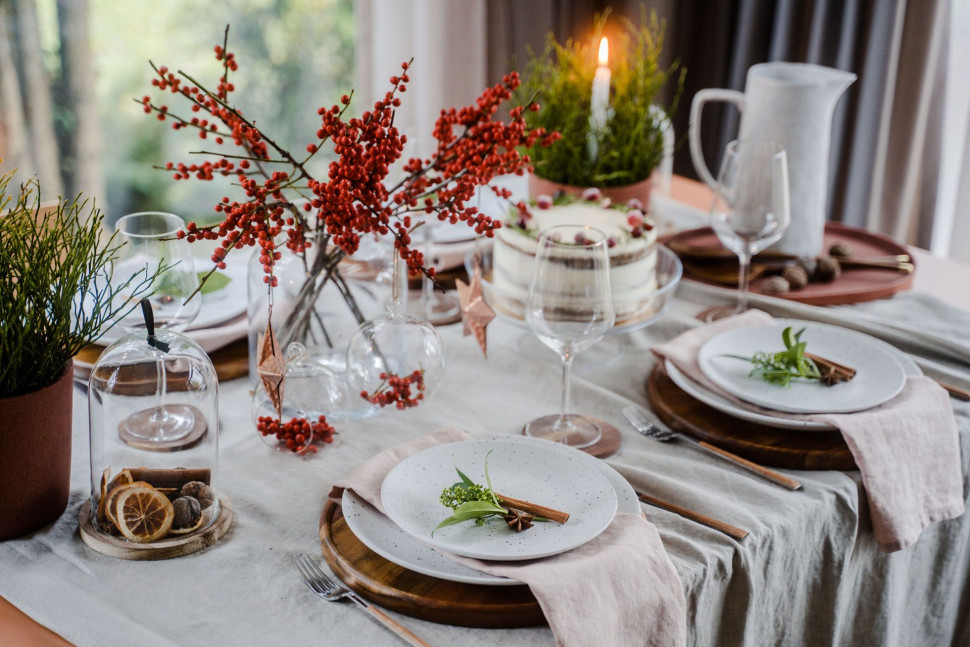 Stół rozkładany Creative (blat nude, nogi proste dębowe), krzesło i taboret Simple (dębowe)
