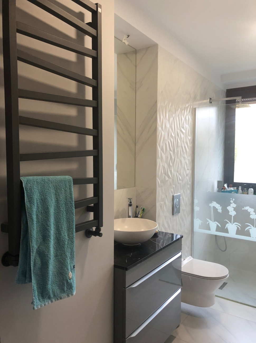 Zamieniono miejscami umywalkę i sedes, zamontowano ozdobną drabinkę