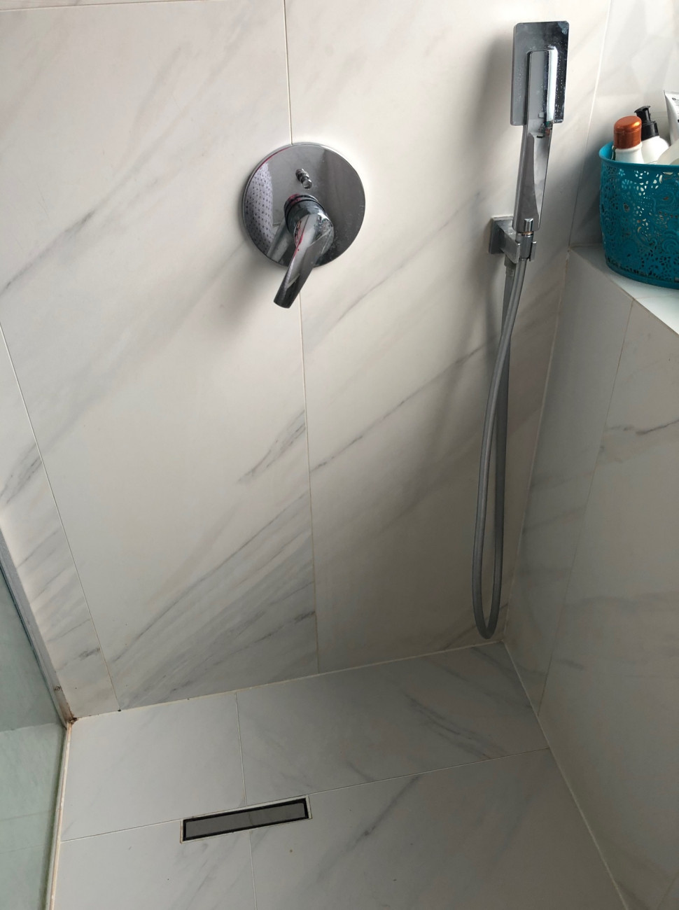 Odpływ liniowy o szerokości 30 cm, podtynkowa bateria