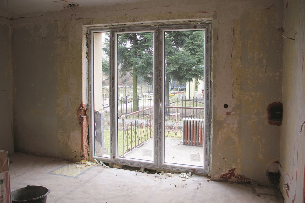 Nowe, plastikowe okno w remontowanym domu
