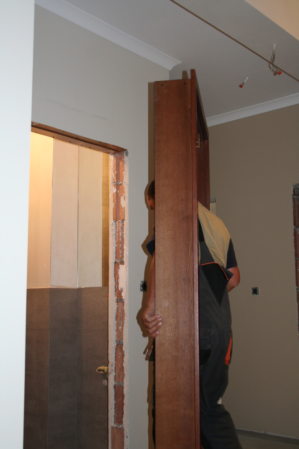 Montaż drzwi fot. Cal