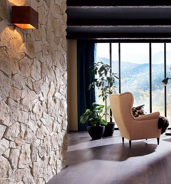 Podświetlony kamień dekoracyjny na ścianie w salonie