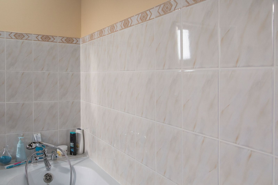 Łazienka przed malowaniem płytek