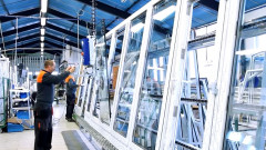 Produkcja okien w zakładzie AWILUX
