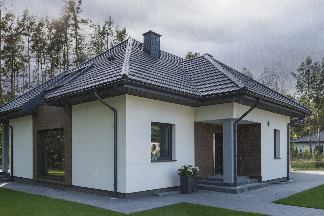 Skuteczna izolacja termiczna i akustyczna a wybór pokrycia dachowego