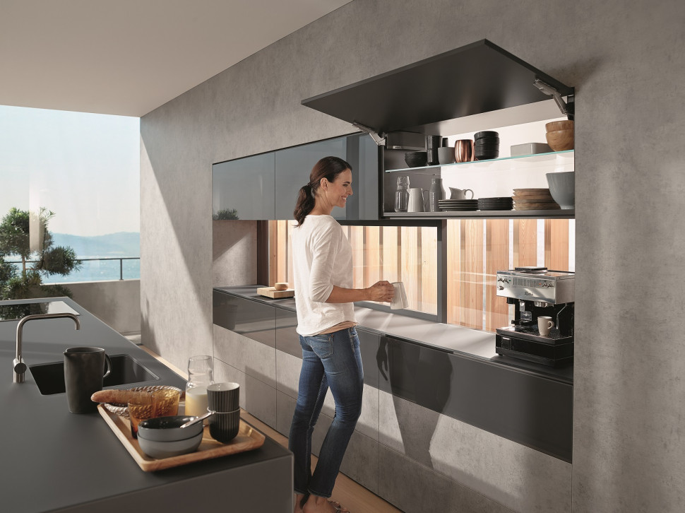 Szafka nadblatowa z drzwiczkami otwieranymi po łuku