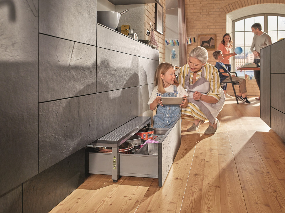 Szuflada cokołowa, ze stopniem ułatwiającym dostęp do wyżej położonych półek