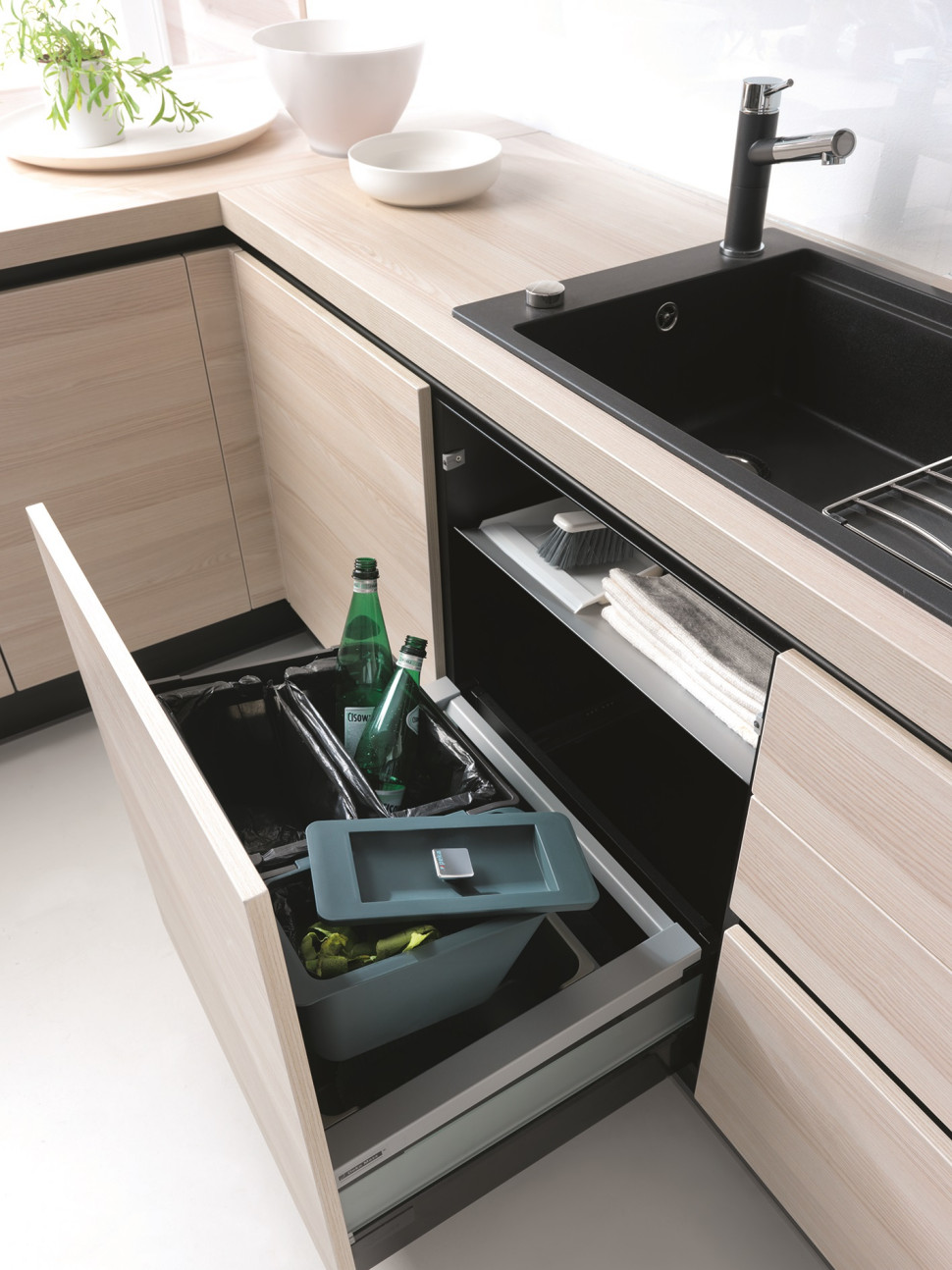 Szafka z koszami na segregowane śmieci