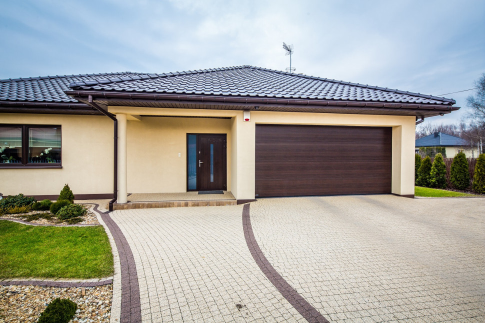 Wymiana bramy to też okazja do poprawienia estetyki elewacji