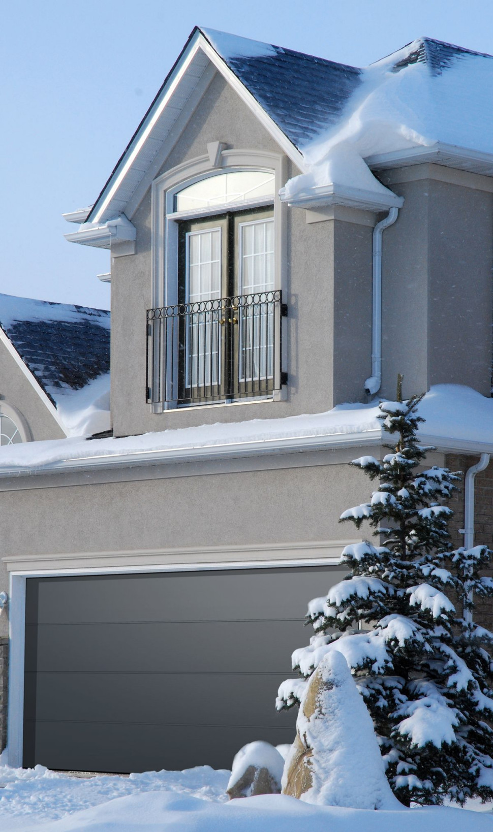 Brama garażowa dla domu jednorodzinnego - zimowa sceneria