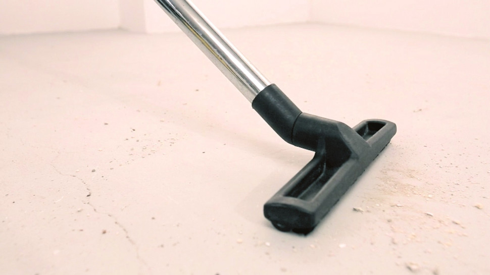 Odkurzanie podłogi przed ułożeniem paneli winylowych