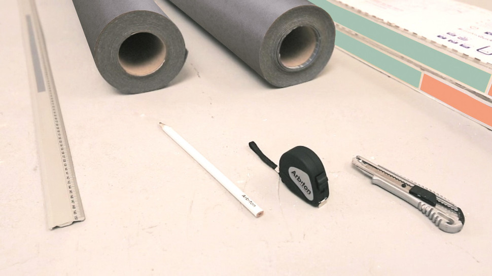 Materiały potrzebne do ułożenia paneli winylowych: narzędzia, podkład, panele oraz listwy