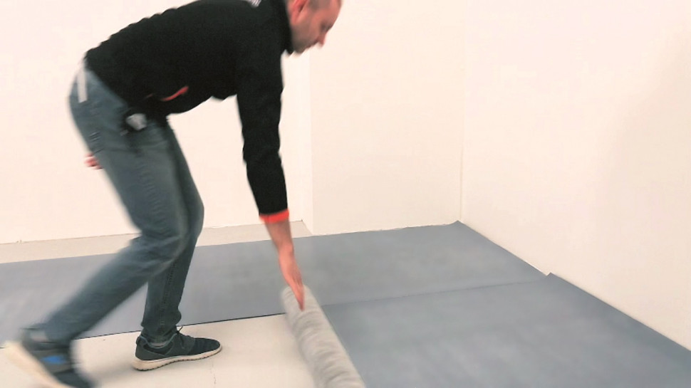 Podkład rozkłada się na całej powierzchni podłogi i łączy wstęgi taśmą klejącą