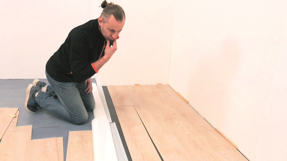 Układanie paneli rzędami, z zachowaniem przesunięcia minimum 30 cm