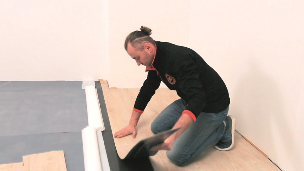 Układanie paneli rzędami, z zachowaniem przesunięcia minimum 30 cm