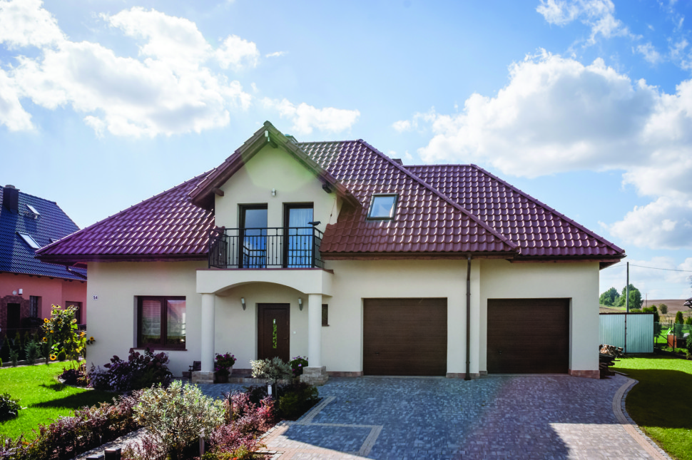 Dom jednorodzinny z dwoma miejscami garażowymi fot. Novoferm