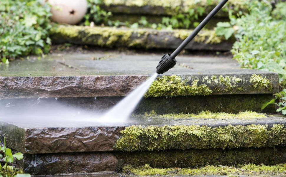 Usuwanie mchu z betonowych schodów za pomocą myjki ciśnieniowej