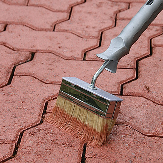 Nakładanie impregnatu barwiącego na kostki brukowe