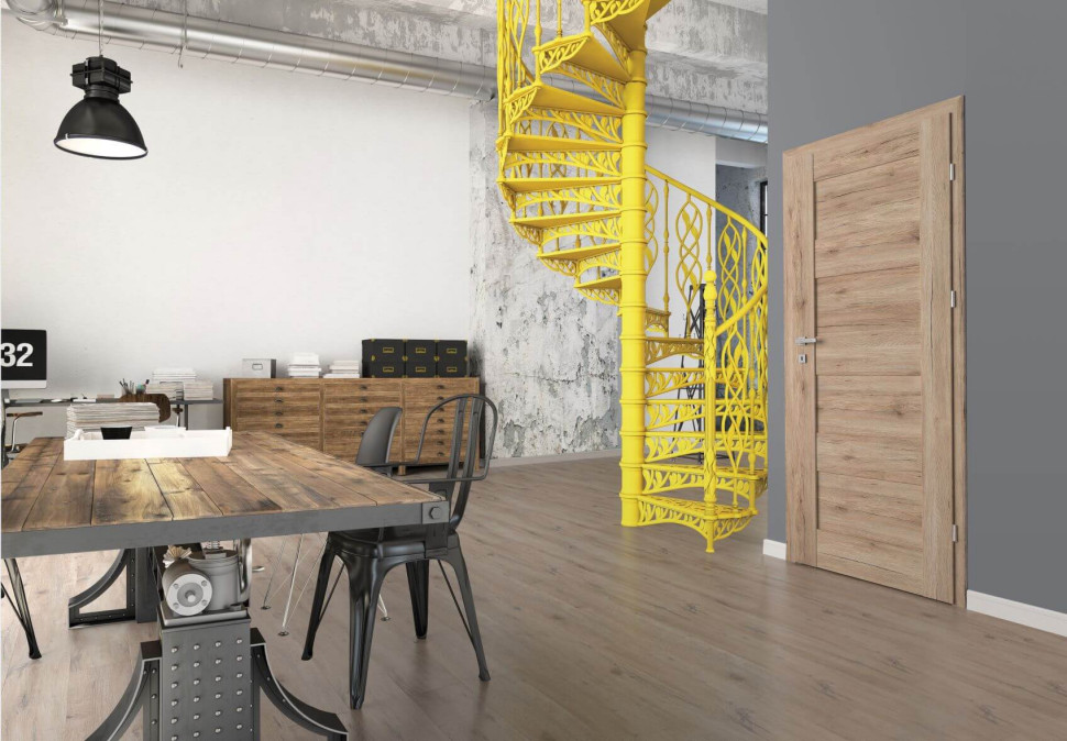 Żółte schody są mocnym akcentem we wnętrzu