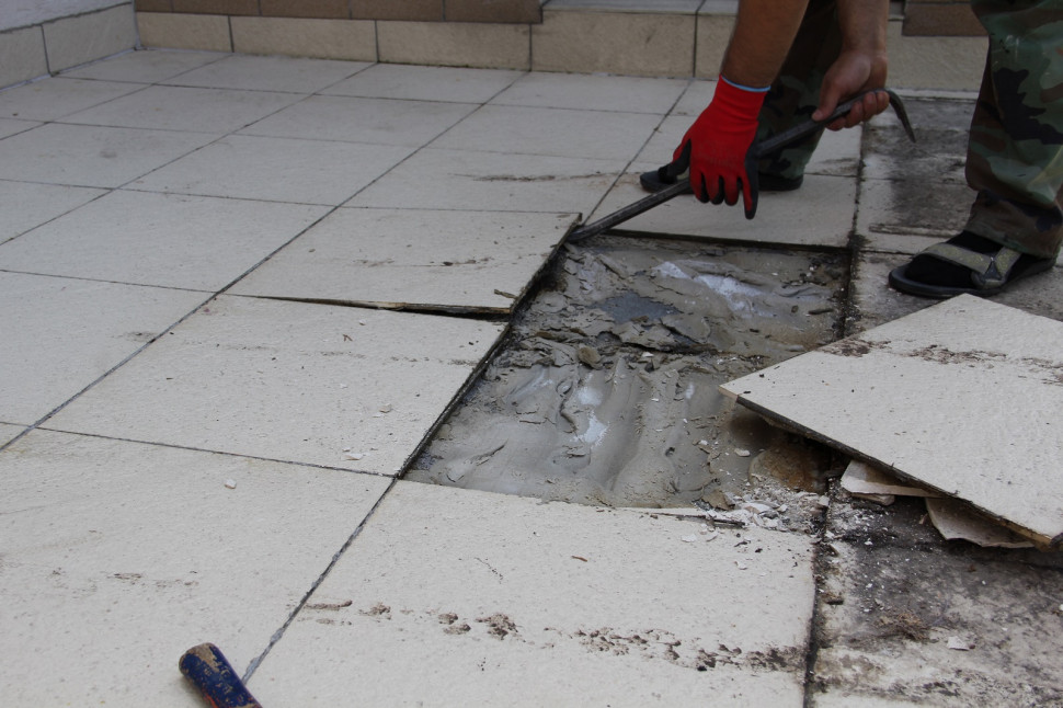 Usuwanie starych płytek tarasowych