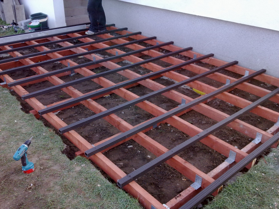 Grube belki drewniane konstrukcji nośnej wystarczy podeprzeć punktowo