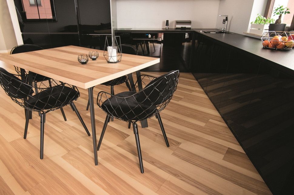 Podłoga drewniana na bazie płyty HDF pokryta fornirem naturalnym - Jesion Twardzielowy