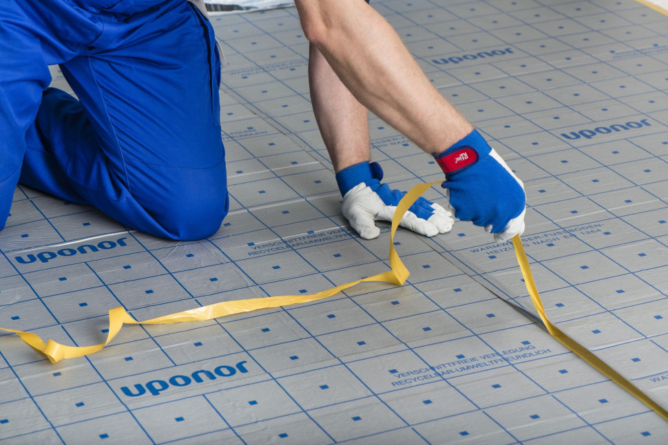 System montażowy wodnego ogrzewania podłogowego Uponor Tacker. fot. Uponor