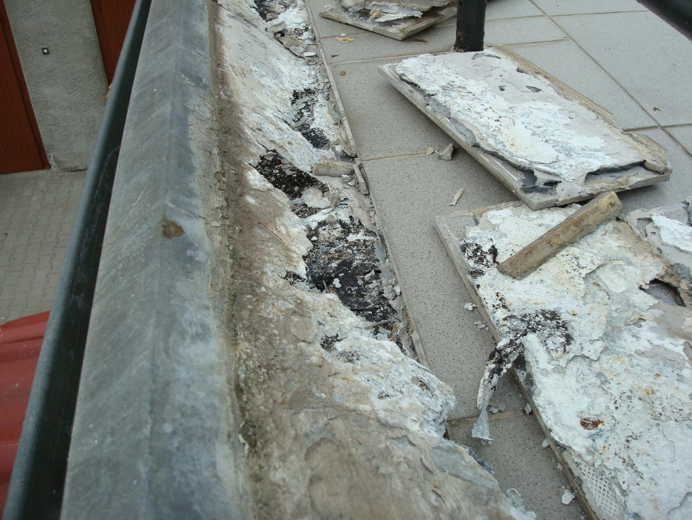 Balkon z czasem wymagać będzie remontu, np. z powodu odpadających płytek