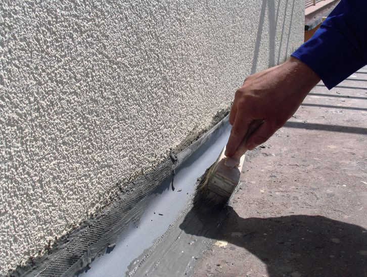 Remont tarasu: Taśmę uszczelniającą dodatkowo należy pokryć zaprawą izolacyjną