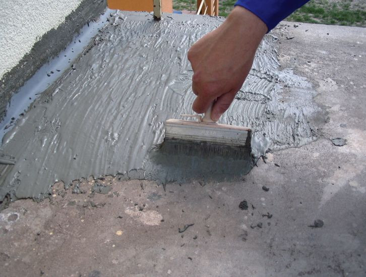 Remont tarasu: Przygotowaną zaprawę nanosi się pędzlem lub pacą